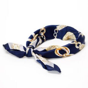Bandeau bandana à imprimé chaîne - Bleu marine offre à 3€ sur Claire's