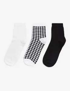 Chaussettes hautes noires et blanches offre à 2,99€ sur Jennyfer