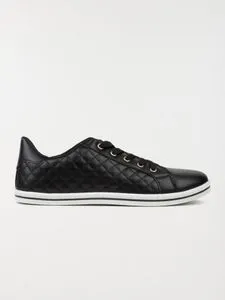 Baskets femme noires à lacet (36-41) offre à 14,99€ sur DistriCenter
