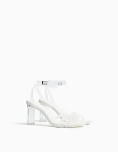 Sandales à talon brides vinyle offre à 25,19€ sur Bershka