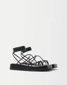 Sandales plates plateforme brides cheville offre à 20,99€ sur Bershka