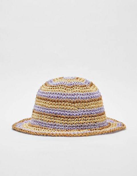 Chapeau bob  tricoté offre à 3,99€ sur Bershka