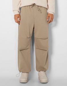 Pantalon parachute coton offre à 17,99€ sur Bershka