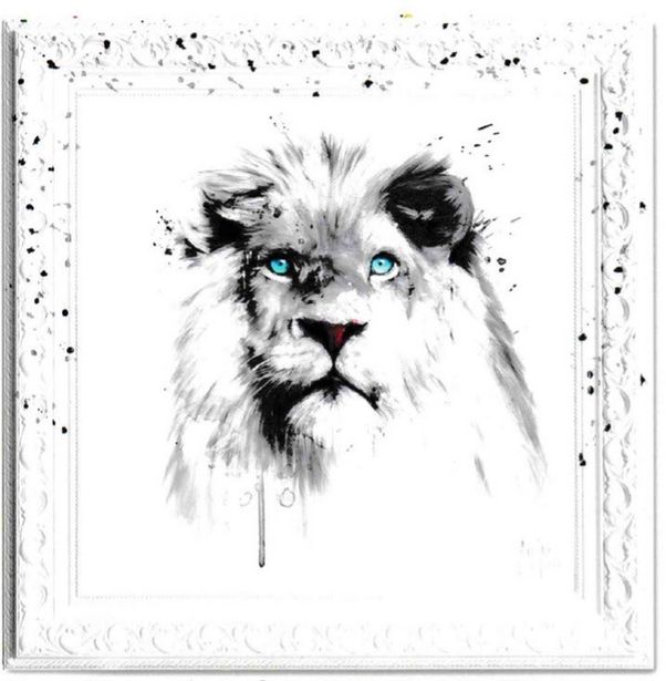 White LionTableau de Patrice Murciano avec encadrement baroque blanc et projections de peinture.Dimension 85cm x 85cm299€ offre à 299€ sur Point Cadres