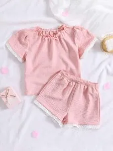 Fille Ensemble de pyjama short & top en dentelle à plis manches bouffantes offre à 7,49€ sur SheIn