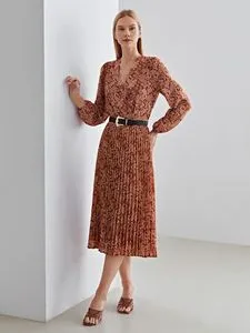 MOTF PREMIUM Jupe plissée à imprimé (sans ceinture) offre à 19,99€ sur SheIn