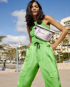Pantalon cargo en tissu satiné offre à 35,99€ sur Pimkie