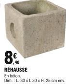 8  RÉHAUSSE  En béton.  Dim.: L. 30 x 1. 30 x H. 25 cm env.