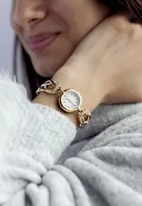 Montre femme métal doré et strass offre à 100,72€ sur Maty