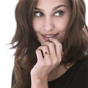 Bague or 750 jaune rubis et diamant offre à 2359,6€ sur Maty