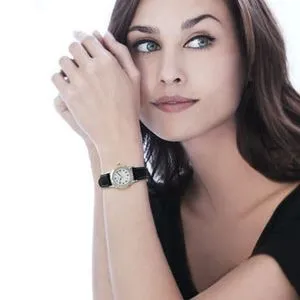 Montre femme chromée bracelet cuir bleu offre à 59,92€ sur Maty