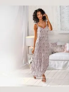 Robe longue look romantique offre à 75€ sur Helline