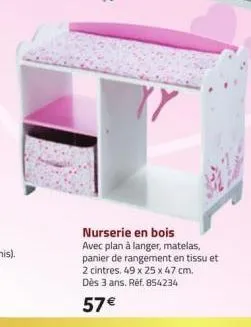 nurserie en bois  avec plan à langer, matelas, panier de rangement en tissu et  2 cintres, 49 x 25 x 47 cm. dès 3 ans. réf. 854234  57€ 