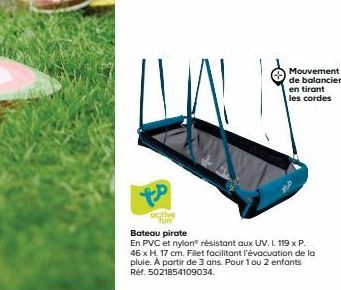 Mouvement de balancier en tirant  les cordes  active fun Bateau pirate  En PVC et nylon® résistant aux UV. I. 119 x P. 46 x H, 17 cm. Filet facilitant l'évacuation de la pluie. À partir de 3 ans. Pour