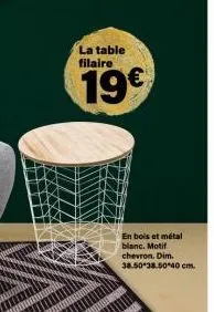la table filaire  19€  en bois et métal blanc. motif  chevron. dim.  38.50 38.50 40 cm. 