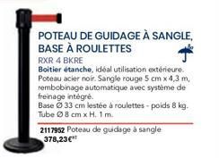 POTEAU DE GUIDAGE À SANGLE, BASE À ROULETTES  RXR 4 BKRE  Boitier étanche, idéal utilisation extérieure. Poteau acier noir. Sangle rouge 5 cm x 4,3 m, rembobinage automatique avec système de freinage 