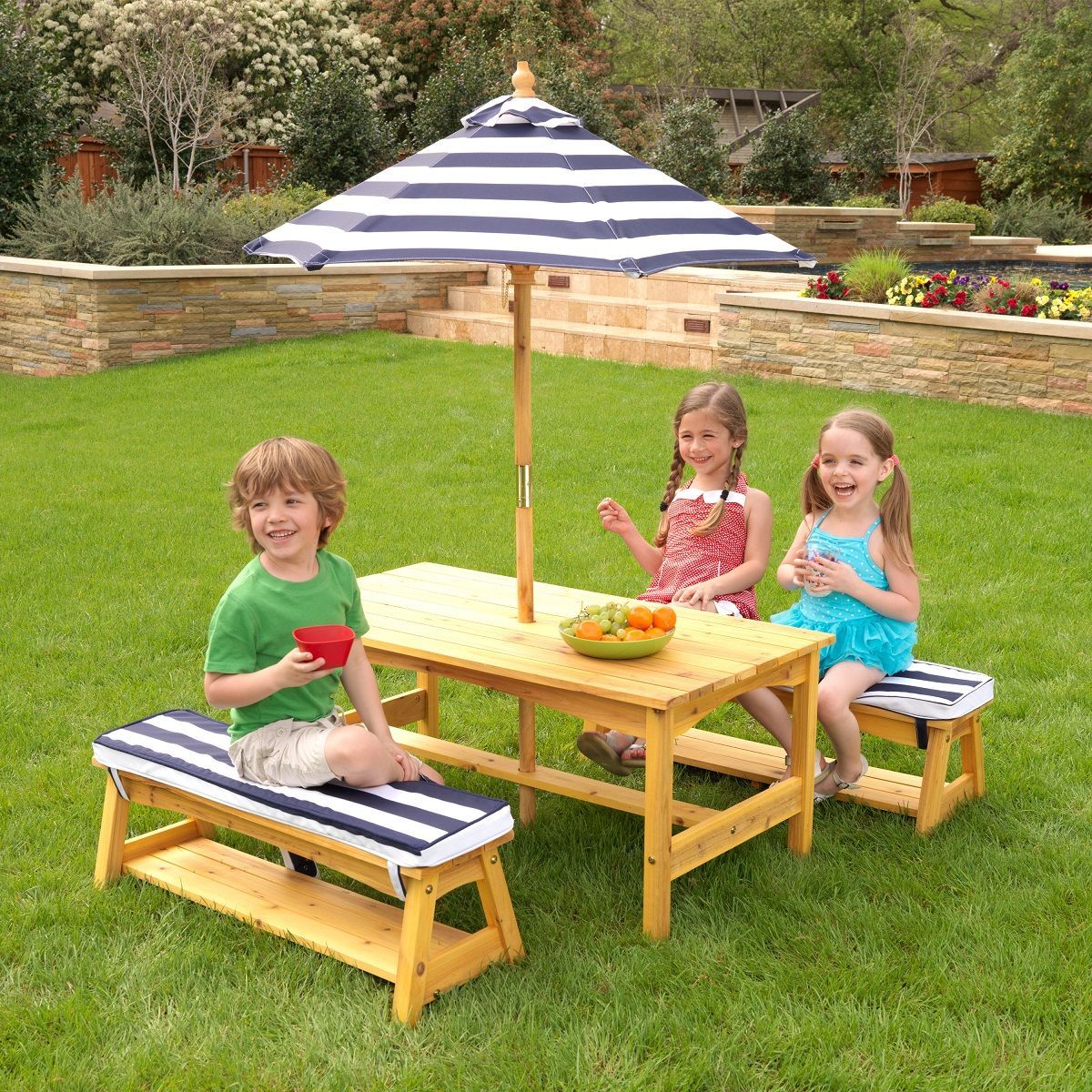 TABLE ET BANCS DE JARDIN AVEC COUSSINS ET PARASOL - RAYÉ BLEU MARINE ET BLANC