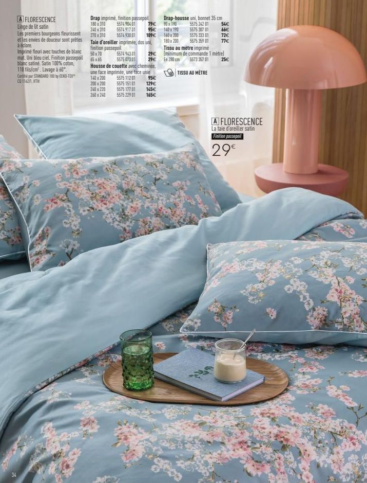 Éclosion d'une douceur satinée : Linge de lit en satin avec imprimé fleuri, bleu ciel et passepoil blanc.